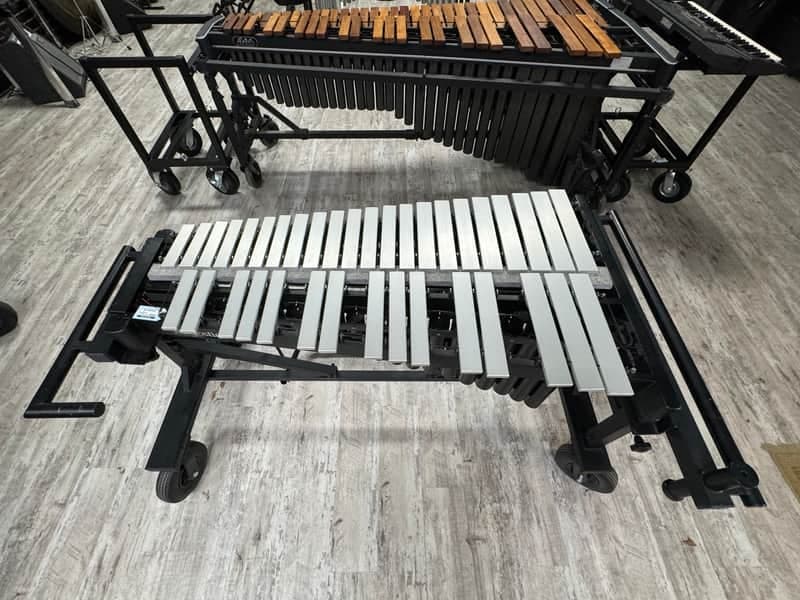 USED MAJESTIC 3.0 OCT. SILVER BAR FIELD VIBRAPHONE - NO MOTOR